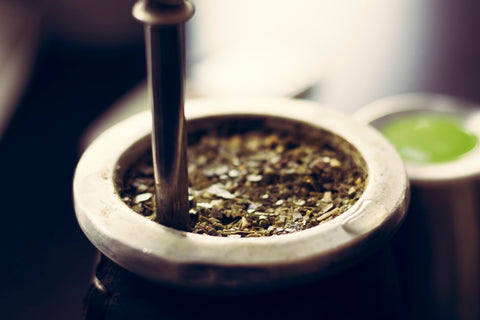 Typisches Matcha Gefäß mit Matcha Tee und Strohhalm