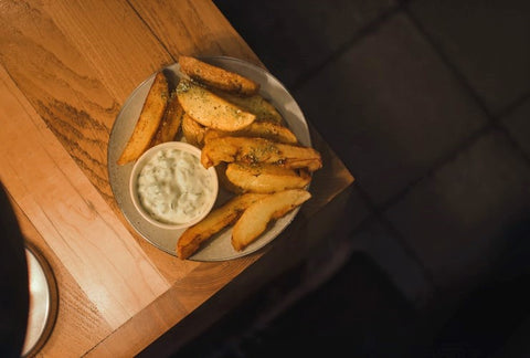 Kartoffelspalten mit Kaffeedip