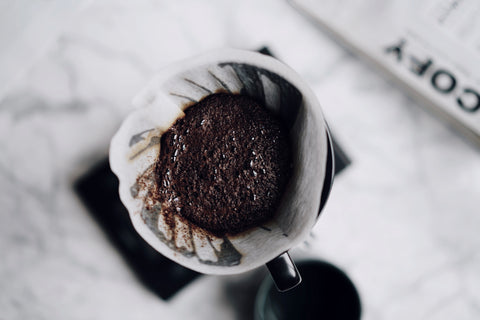 Frisch aufgebrühter Filterkaffee in einer Hario V60.