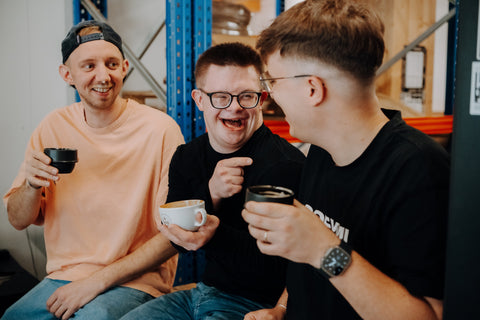 Dennis, Max und Fynn schauen sich lachen an.