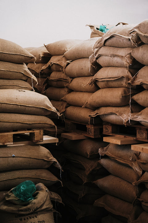 Unser Rohkaffeelager in der Rösterei, viele Säcke voll bestem Stpezialitätenkaffee