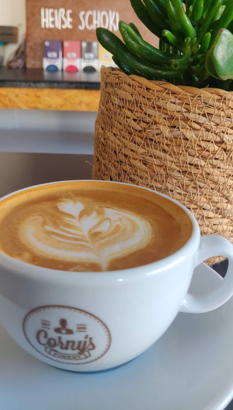 Cappuccino mit Latte Art geschmückt in einer Tasse