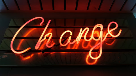Bild zeigt ein rotes Neonlichtschild mit dem Wort "Change"
